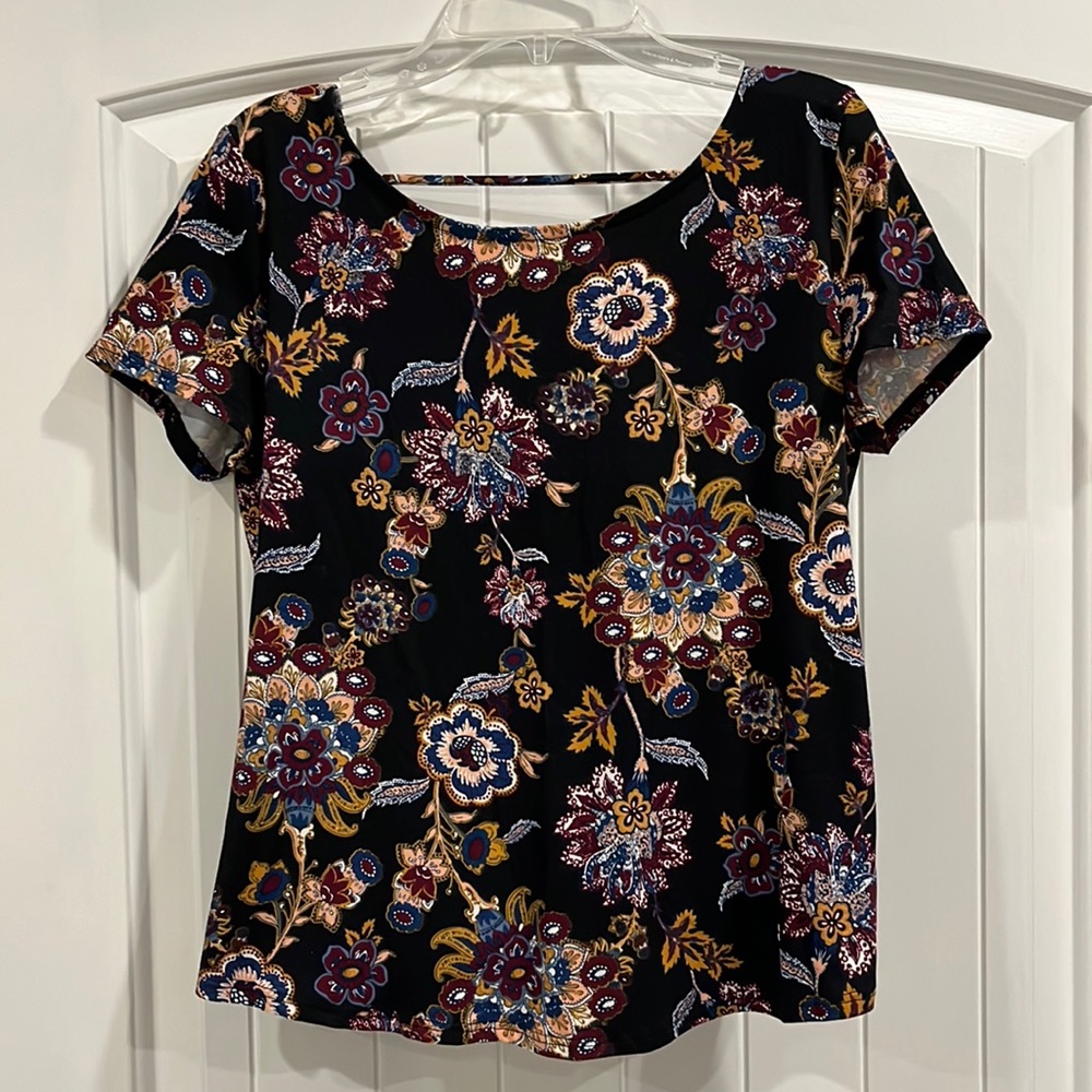 Daytrip Small top Black and floral print, open back, fun summer top. From Buckle
